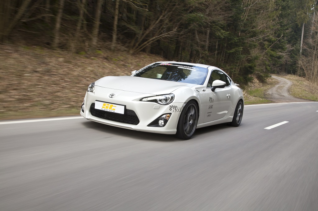 Toyota GT86 mit ST XTA Gewindefahrwerk